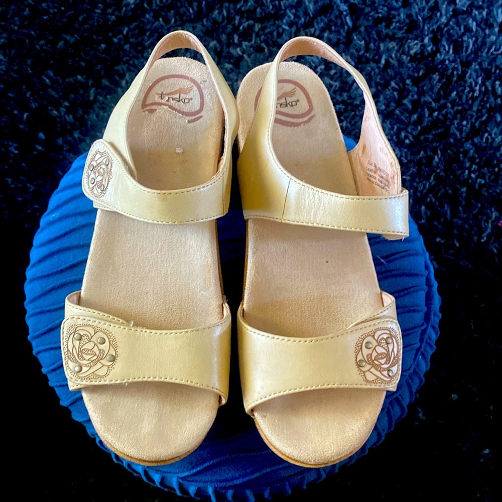 Size 39 Dansko tan leather shoes